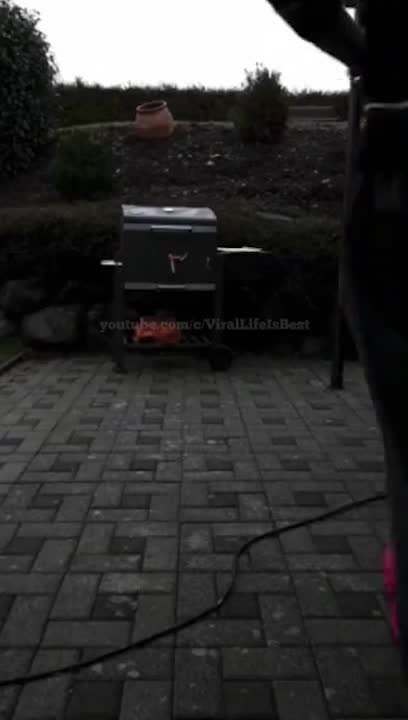 Régis pose un pétard dans son barbecue