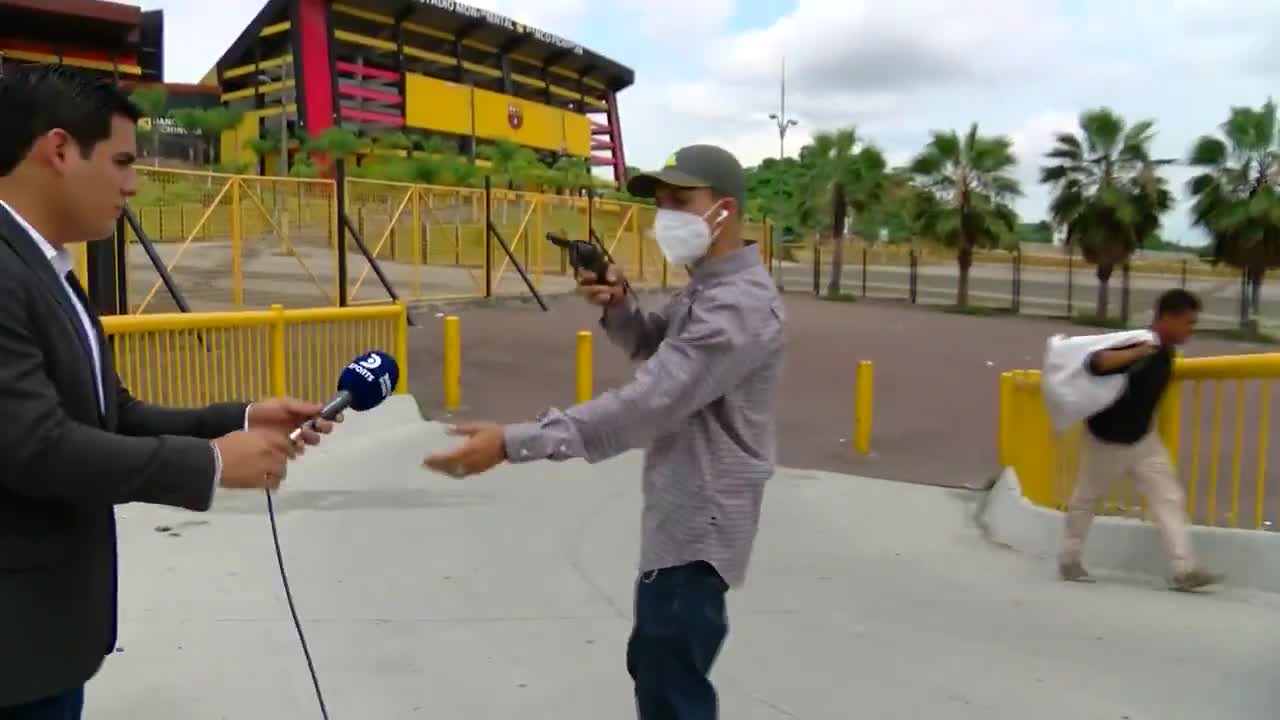 Un journaliste et un caméraman se font braquer en direct (Équateur)