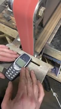 Une ponceuse peut-elle détruire un Nokia 3310 ?