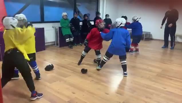Des enfants s'entrainent Ă la bagarre pendant un cours de hockey sur glace