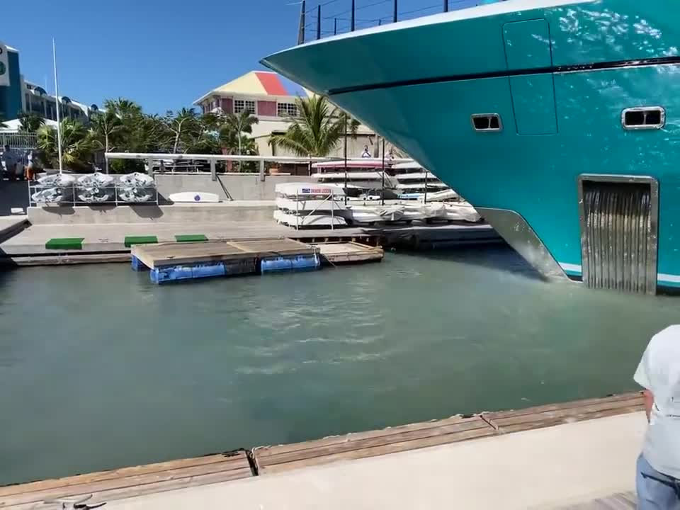 Régis gare son yacht à la marina de Saint-Martin