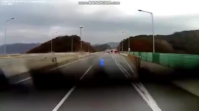 Un homme voit sa vie défiler sur une autoroute verglacée