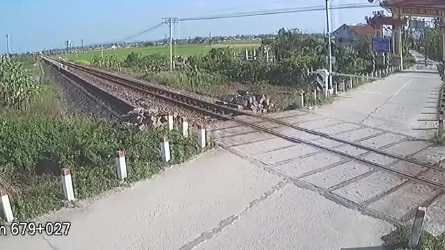 Un motard tombe sur un passage à niveau