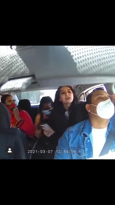 Des filles attaquent un chauffeur Uber car il leur a demandé de porter leur masque