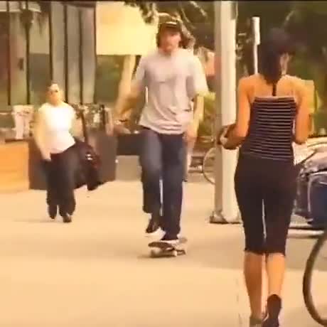 Une femme donne tout pour arrêter un skateur