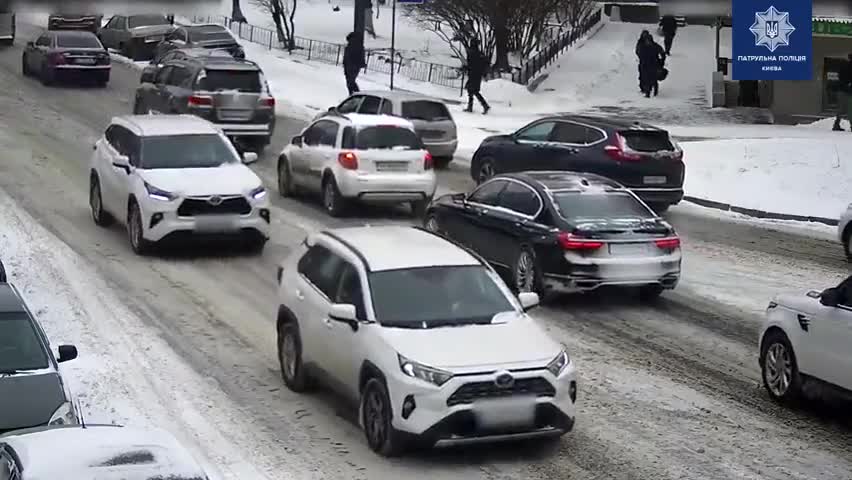 Cette femme ne devrait vraiment pas conduire les jours de neige