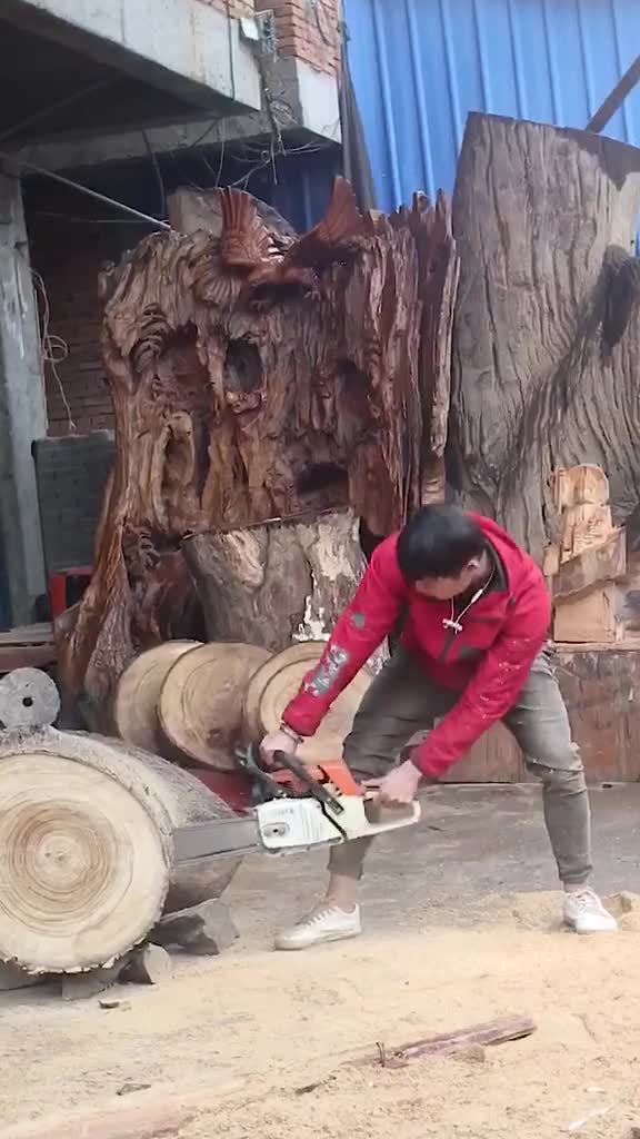 Sculpture de Buddha sur du bois (timelapse)