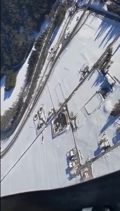 Suite à une panne, un pilote se pose sur la neige