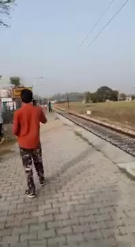 Un train roule en marche arrière