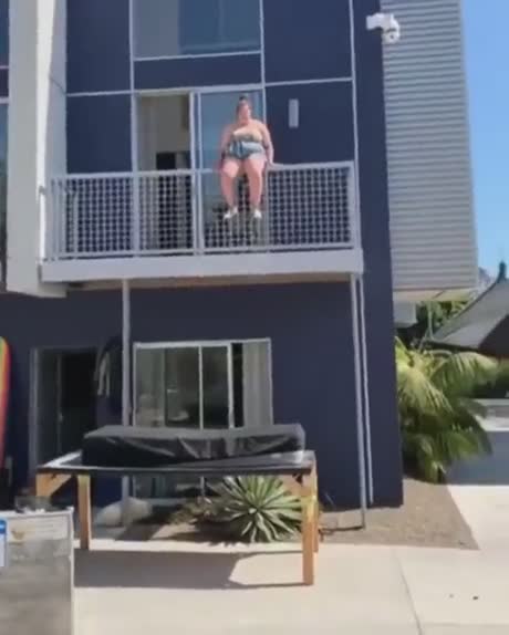 Une femme à l'ossature lourde saute sur un trampoline