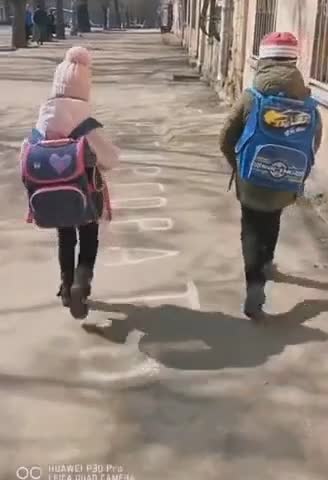 Cette petite écolière a un sac à dos bien trop lourd