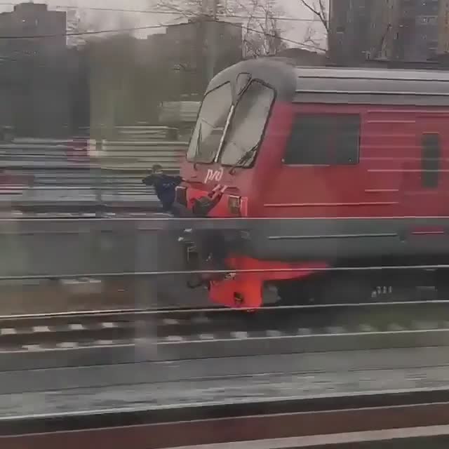 Deux enfants s'accrochent à l'arrière d'un train