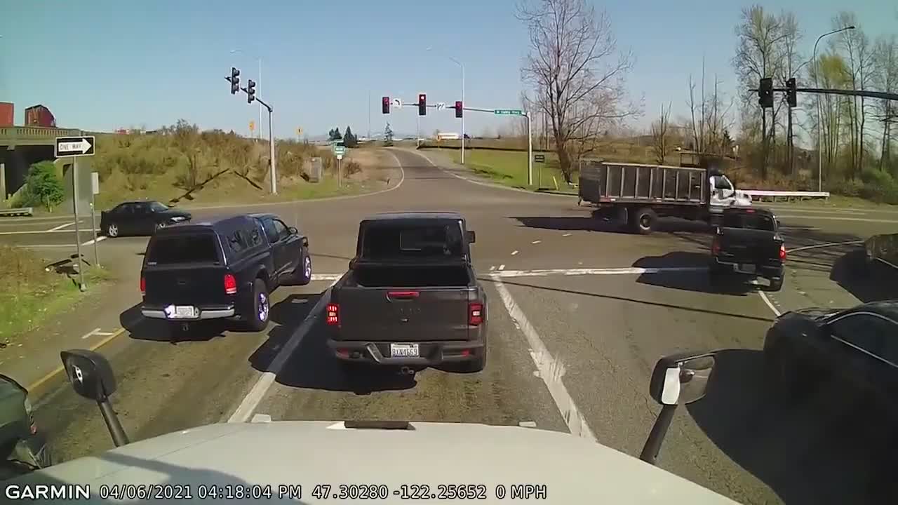 Un camion prend la priorité à une intersection