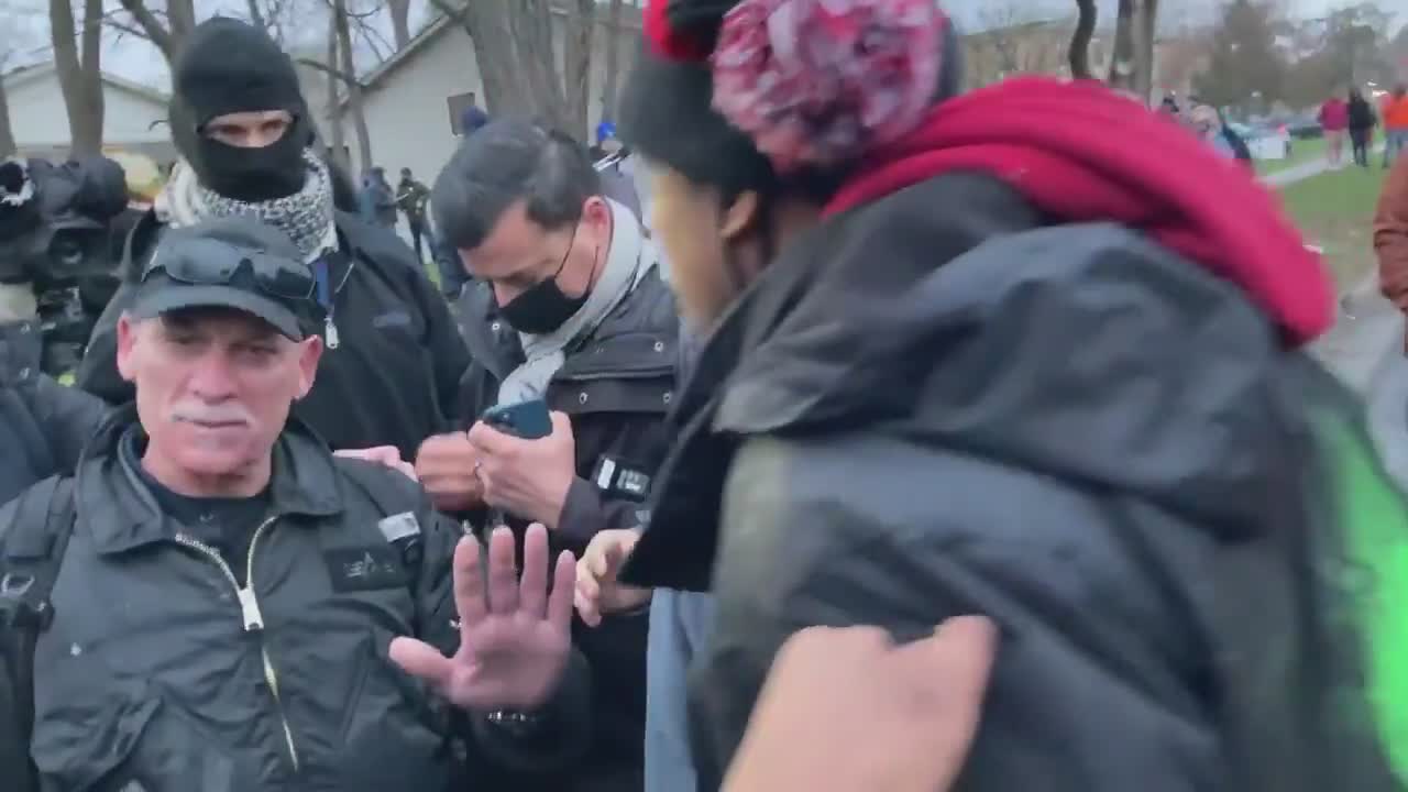 Bouteille d'eau 1, journaliste CNN 0