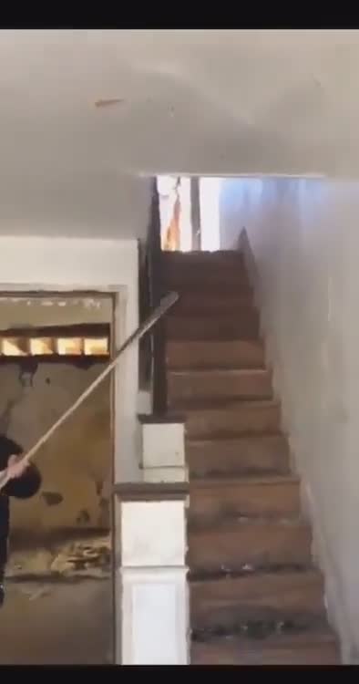 Des ouvriers trouvent un piège terrible sur l'escalier d'une maison