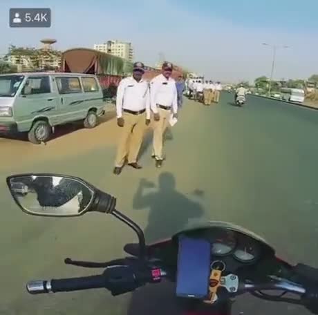 Des policiers neutralisent un scootériste bourré (Inde)