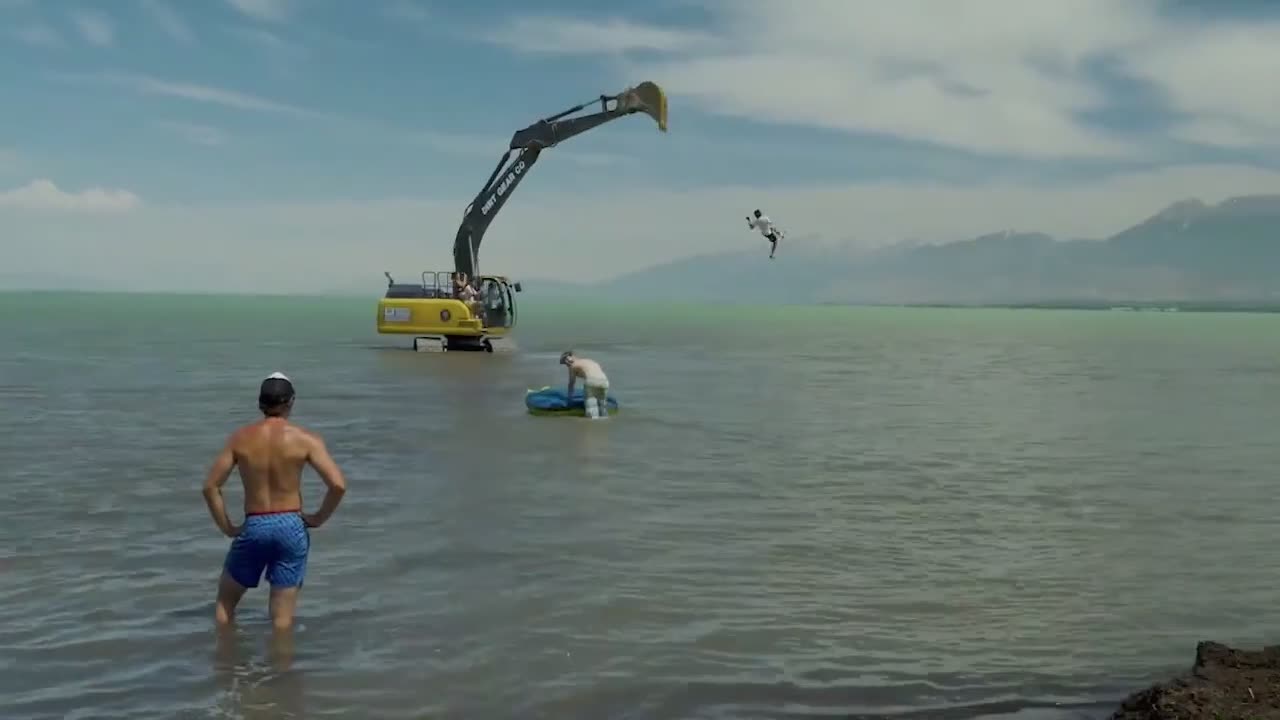 Il fait de la balançoire avec une pelleteuse