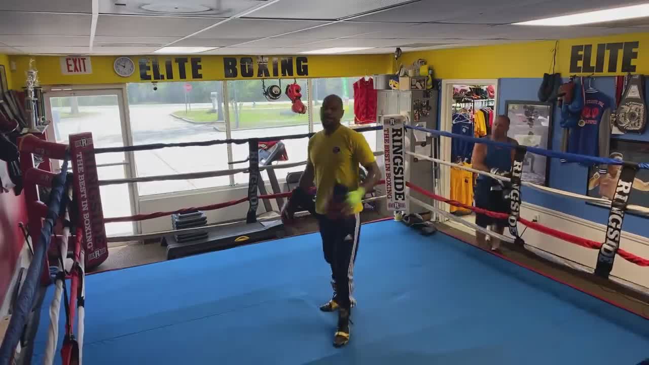 Il pousse à bout le prof de boxe, mauvaise idée