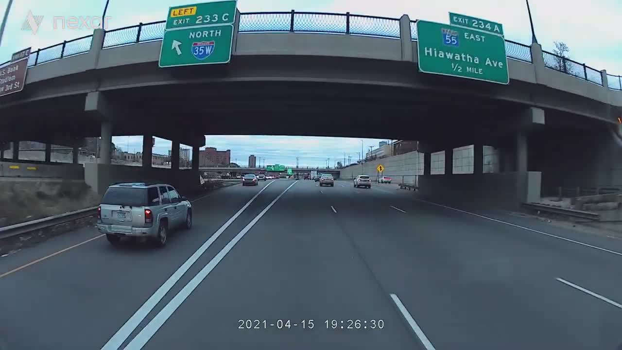 Il balance une voiture dans le décors et continue sa route