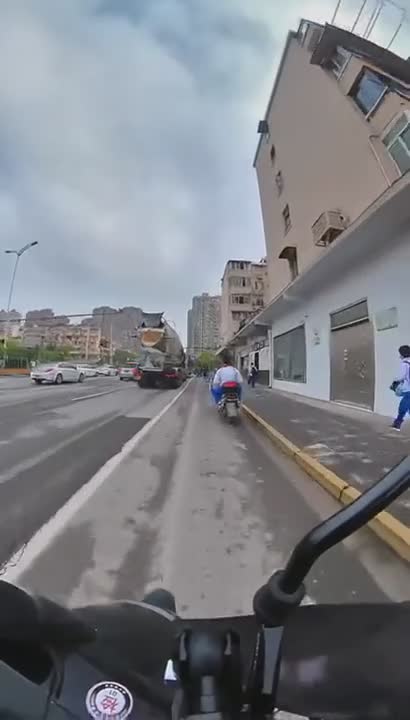 Un scootériste chute devant un camion