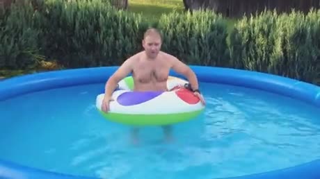 Un homme fait des vagues dans sa piscine