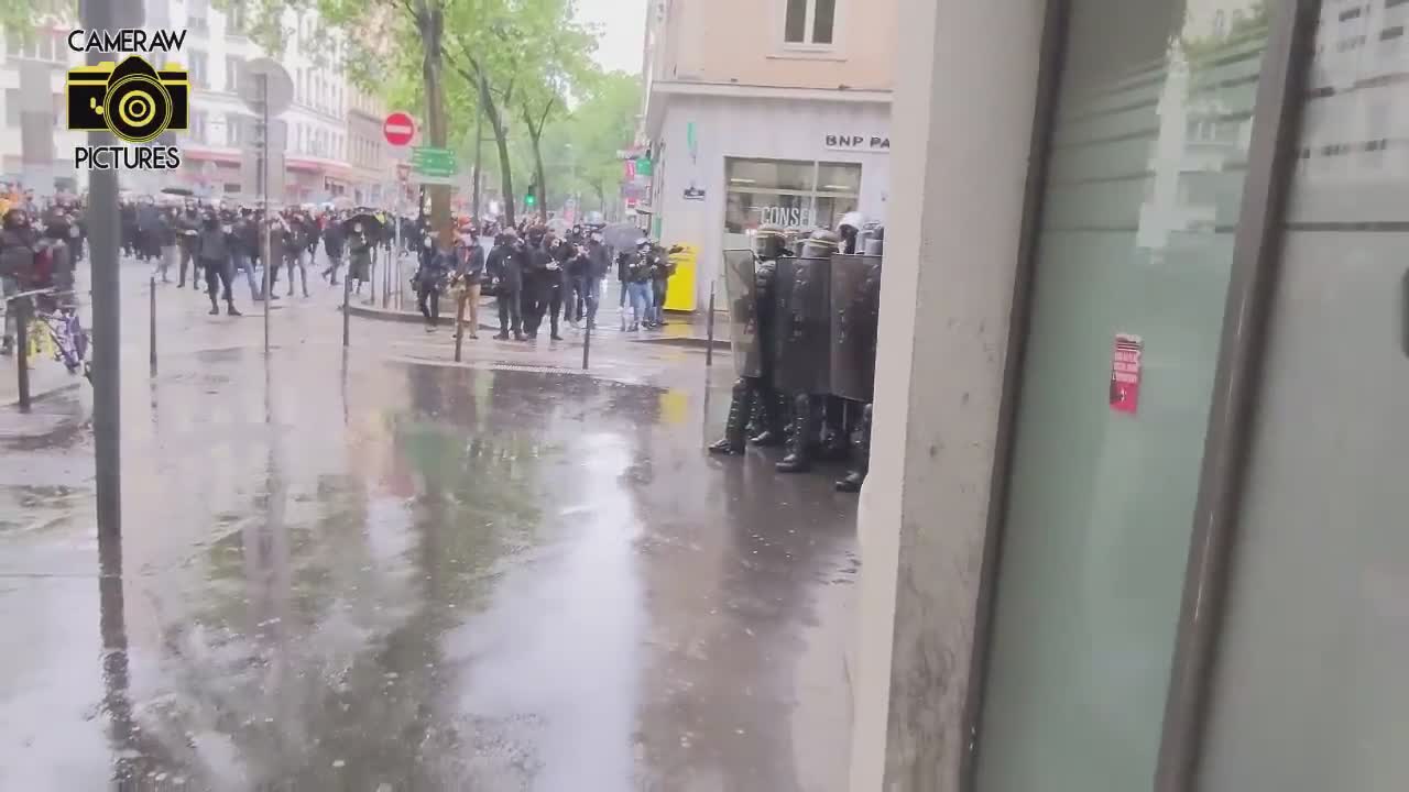 Un CRS se fait charger dans le dos lors d'une manifestation Ă Lyon