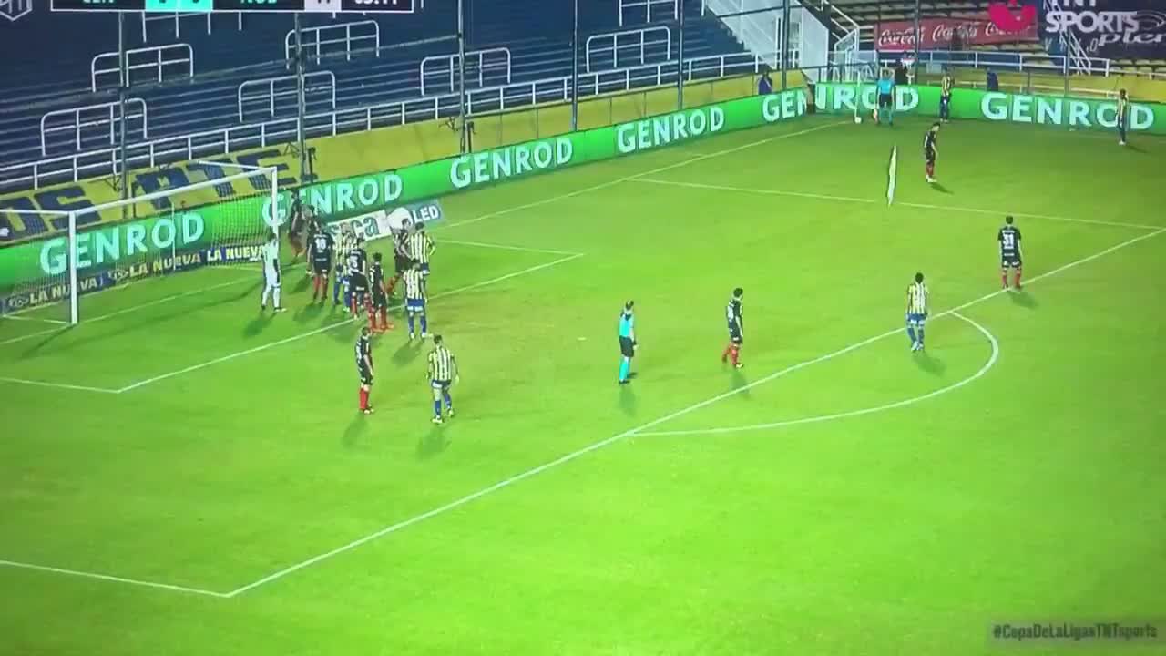 Un footballeur écrase un drone (Argentine)