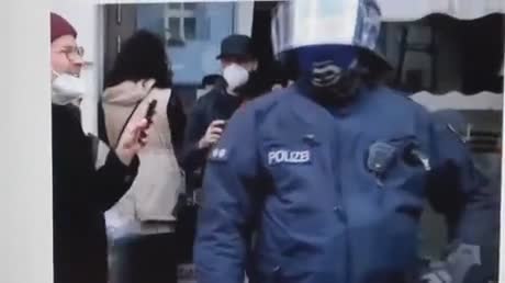 Un policier corrige un manifestant mal élevé (Berlin)