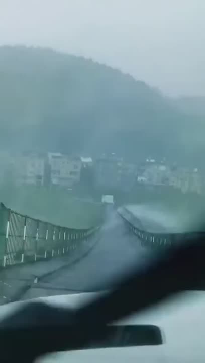 Un pont bouge pendant une tempĂŞte (Chine)