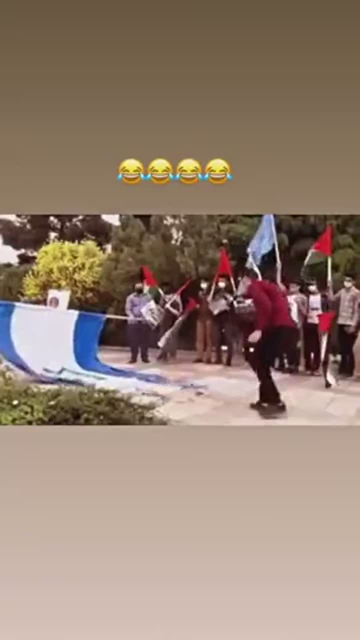 Régis brûle un drapeau israélien