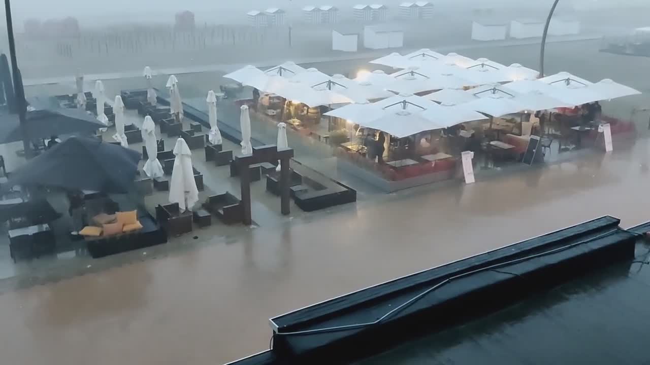 Des terrasses s'envolent lors d'une tempête (La Panne, Belgique)