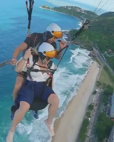 Une femme passe un très beau moment en parapente