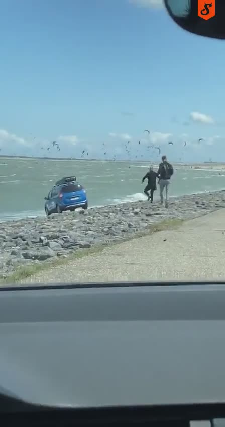 Un touriste allemand oublie son frein à main sur une plage (Pays-Bas)