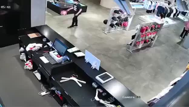 Un garçon fait une grosse boulette en jouant au foot dans un magasin