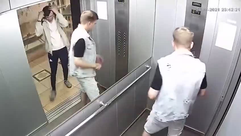 Une sale histoire avec un miroir d'ascenseur