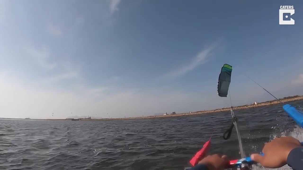 Un kitesurfeur s’écrase sur une digue (Sicile)