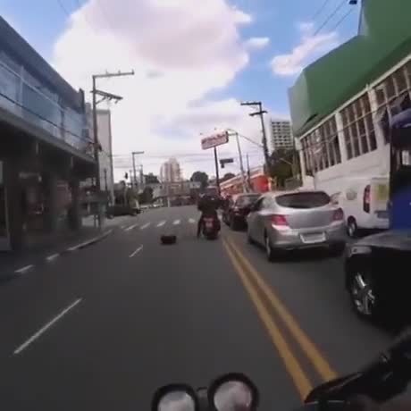Un motard aide un scooteriste mais il aurait mieux fait de s'abstenir
