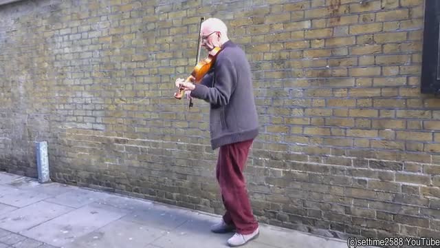 Un violoniste de rue fait une grosse boulette