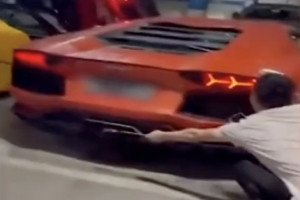 Il fait des grillades avec le pot de sa Lamborghini (Chine)