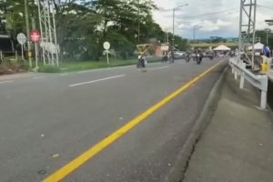 Un motard se prend une pierre lors d'une parade