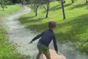 Un garçon de 7 ans surfe dans un parc