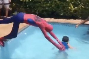 Papi se prend pour Spiderman et frôle la noyade