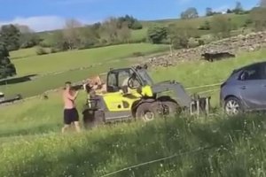 Un agriculteur dégage une voiture stationnée illégalement dans son champ