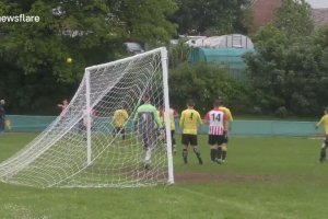 Démolition d’une centrale pendant un match de foot