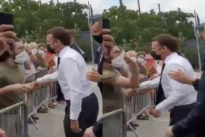 Emmanuel Macron giflé par un homme lors d'un déplacement à Tain (Drôme)