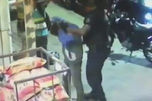 Un policier utilise la méthode Orangina pour fouiller un suspect