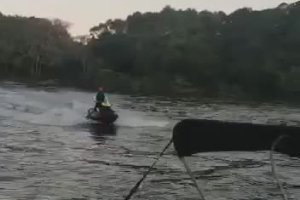 Des fêtards s'embrouillent avec deux hommes en jetski