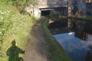 Un cycliste croise un autre cycliste près d'un canal (Angleterre)