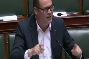 Le député Hedebouw Raoul résume l'incohérence du couvre feu Belge