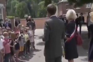 Un enfant demande à Macron si ça va mieux après la claque